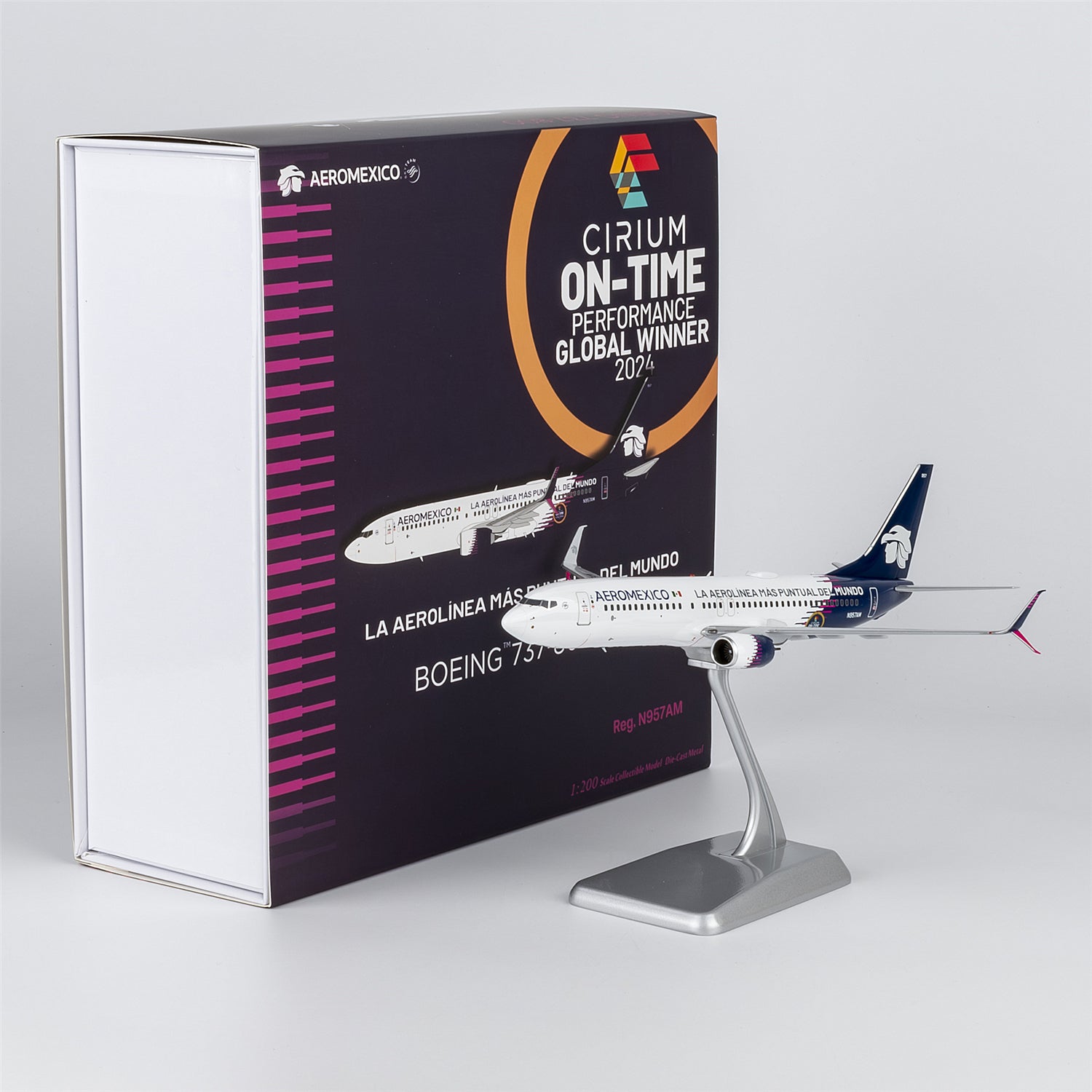 1/200 Aerom¨¦xico Boeing 737-800 N957AM "new paint with scimitar winglets; 'La Aerol¨ªnea M¨¢s Puntual Del Mundo' titles" NG08067 - cover